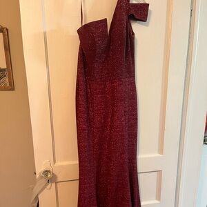 Elegant Burgundy Evening Dress